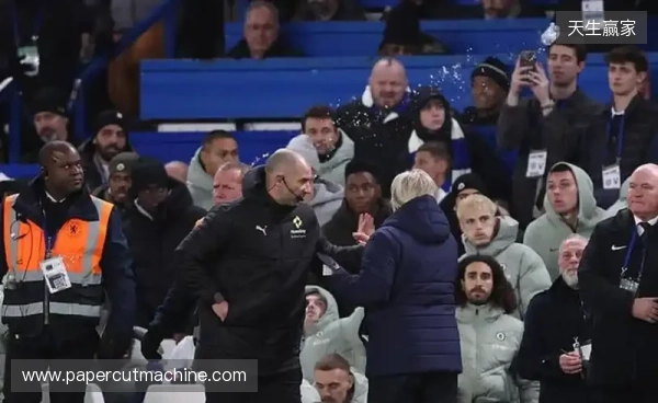 英足总官方：切尔西因球迷向场内投掷水瓶被罚款15万英镑