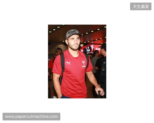 英超官方晒出图片：阿森纳U15全员抵达北京