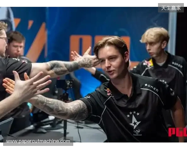 飞踹座椅染红！玉昆官方：门将教练米克尔造成恶劣影响，罚款2万